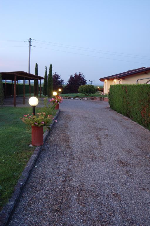 Agriturismo "Le Rondinelle" Valiano Buitenkant foto